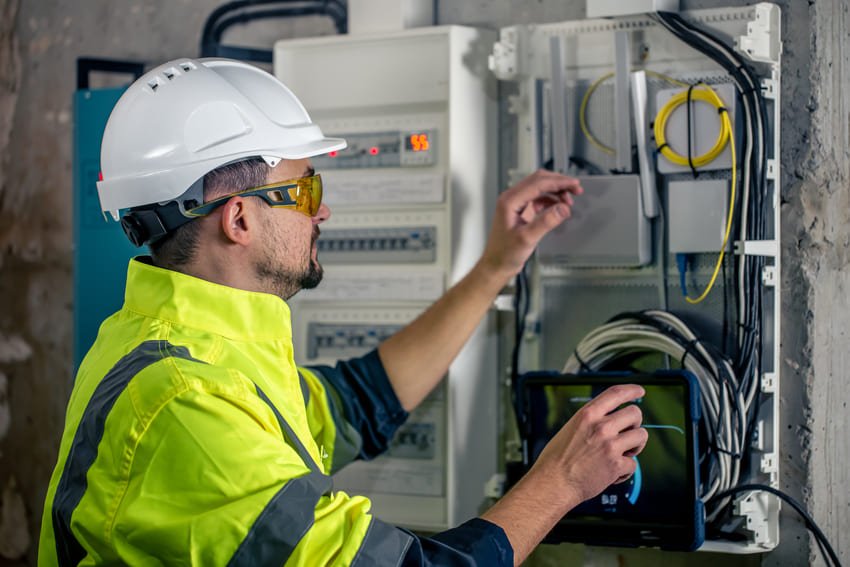 trabajando con electricidad